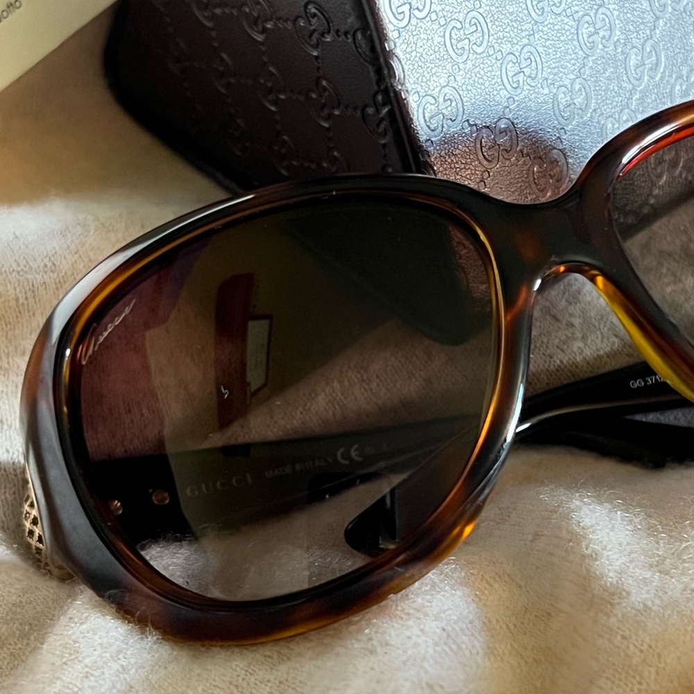 Gucci classic sunglasses & case - Picture 4 of 16